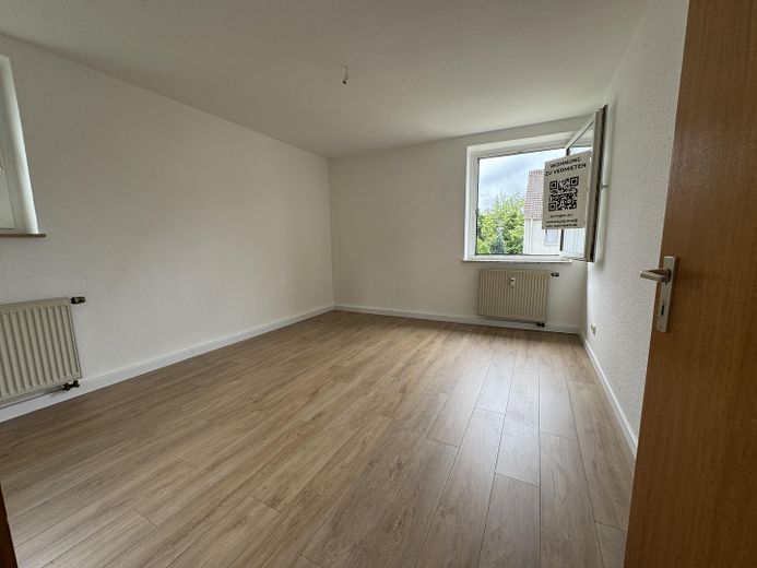 yeni zeminli, aydınlık 3 odalı daire, hemen taşınmaya hazır – Raum 2, Blick Fenster
