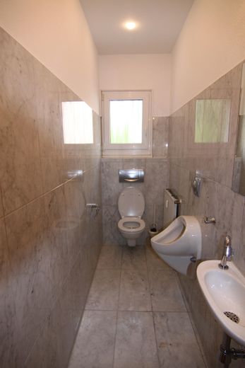Vivienda lujosa en una zona residencial verde de HHL, en las afueras del centro de la ciudad, con jardín y plaza de aparcamiento para coche. – Foto 7