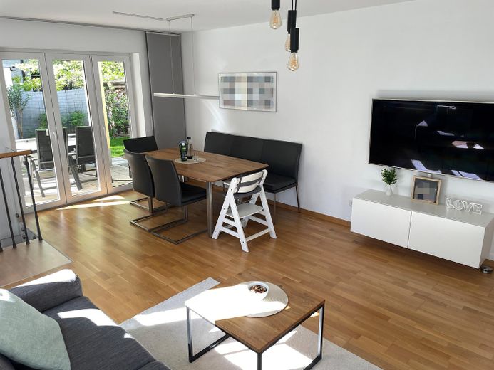 Moderno appartamento al piano terra di 3,5 locali con giardino e seminterrato in posizione TOP a IN-Süd, vicino alla stazione centrale – Wohn-Esszimmer