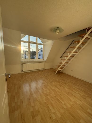 3-Zimmer-Dachgeschosswohnung mit Balkon + EBK in Maisach, Nutzfläche 151 qm, 5 Fußminuten zur S3 – Zimmer 2
