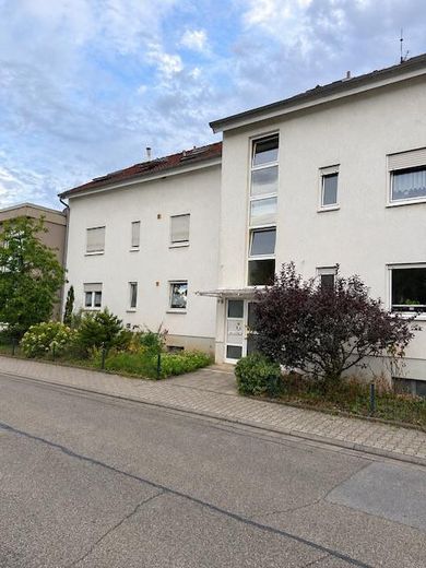 Senza commissioni: appartamento di 3 locali con ampio balcone esposto a sud, cantina e posto auto – Strassenseite, links 1. OG
