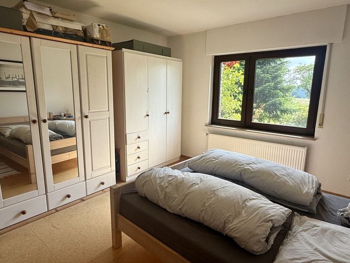 Naturnah leben &amp; Aussicht genießen - mit Garten und Doppelgarage in Exter – Großes Schlafzimmer im EG
