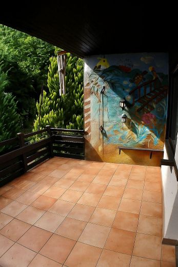 Balkon seitlich per KI geräumt