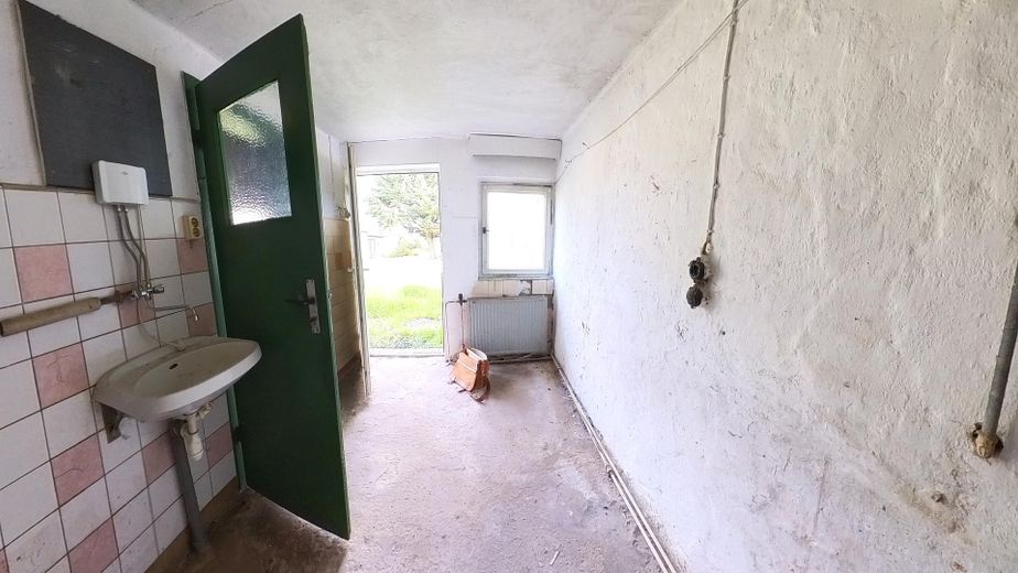12 Zimmer | 164 m² | Doppelhaushälfte mit Entwicklungspotenzial nahe der Müritz- provisionsfrei – Ausgang EG