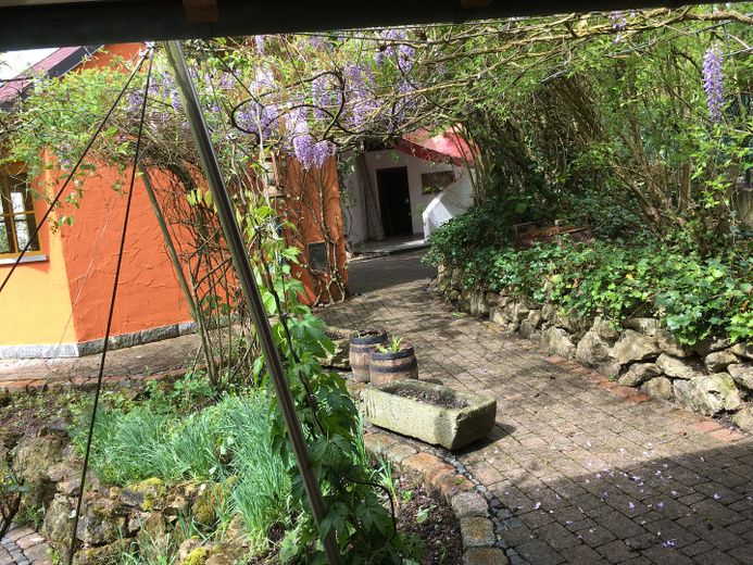 Am Waldrand gelegenes Einfamilienhaus mit ELW und parkähnlichem Garten – Laubengang 