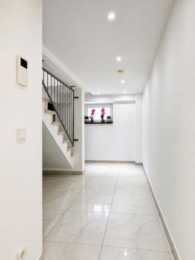 Modernize edilmiş yaşam, yüksek standartta – özel sauna, bol ışık ve hissedilir yaşam lüksü – Flur UG