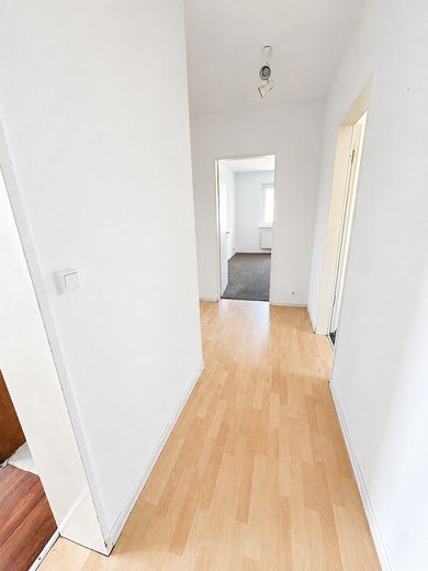 Großzügig geschnittene 3-Zimmer-Wohnung mit Balkon und viel Tageslicht in Bremerhaven-Mitte – Flur