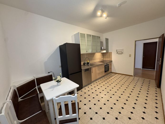 Für junge, berufstätige Personen. Erdgeschoßwohnung mit Garten, 2 ZKB, EBK, AR, Carport mit AR – Küche