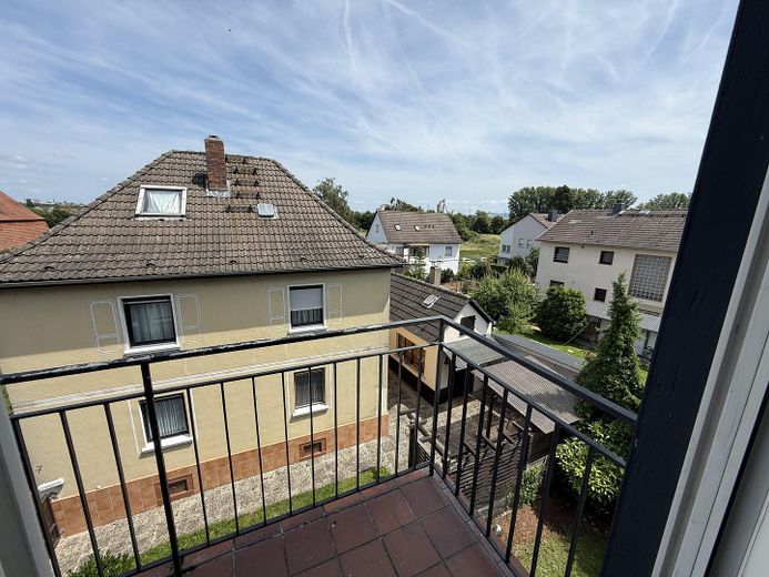 Helle 3-Zimmer-Wohnung mit schönem Ausblick in Hanau-Steinheim – Balkon mit Mainblick