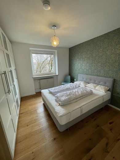 Furnished, stylish 3-room apartment near the Isar (limited until 2028) – Schlafzimmer