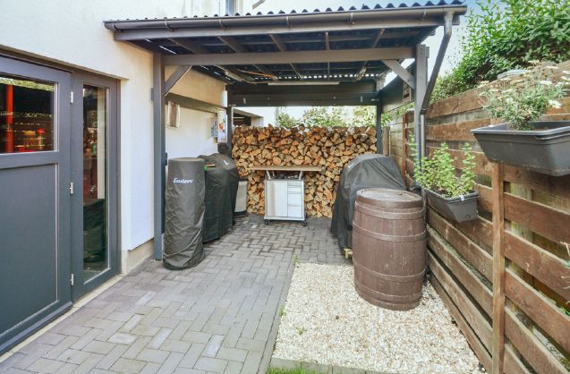 Verträumte Doppelhaushälfte als imposante Galeriewohnung – Garten hinten Grillunterstand