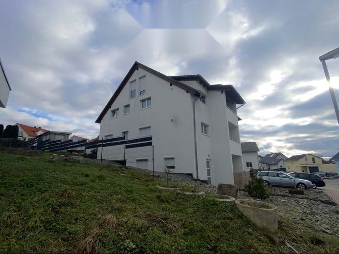 Wohnen auf 2 Ebenen: Helle 4,5-Zi.-Maisonette, 109 m², Loggia, Weitblick & Stellplatz in Osterburken – Zdjęcie 2