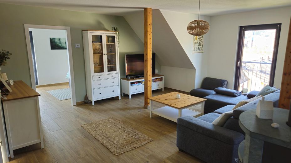 Moderne 92m² Dachwohnung mit Mainblick – sofort bezugsfertig & ruhig gelegen – hell und ansprechend