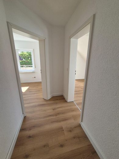 Frisch renovierte 5-Zi.-DG-Wohnung | Balkon | EBK | 85 m² | Schwäbische Alb | provisionsfrei – Flur