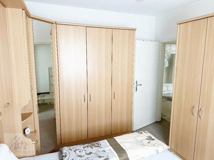 ***VOLL MÖBLIERTE TRAUMWOHNUNG - EINZIEHEN UND SOFORT ZU HAUSE SEIN*** 2,5 Raumwohnung mit Balkon und Tageslichtbad zu vermieten – Schlafzimmer mit Blick Richtung Flurbereich