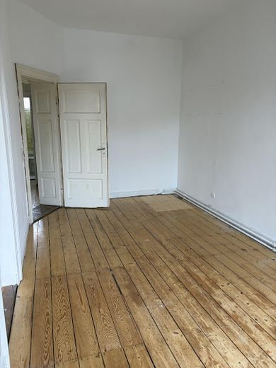 Gepflegter Altbau mit 5 Parteien, Dielen & 3 m Raumhöhe in Toplage mit Entwicklungspotential – 1. OG Schlafzimmer