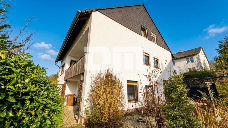 Gepflegtes 1 bis 2 Familienhaus in gesuchter Ortsrandlage mit Panoramablick – Rückansicht / Terrasse 2