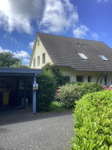 Modernes Ostseehaus in Toplage zwischen Kühlungsborn und Heiligendamm – Frontseite mit Carport