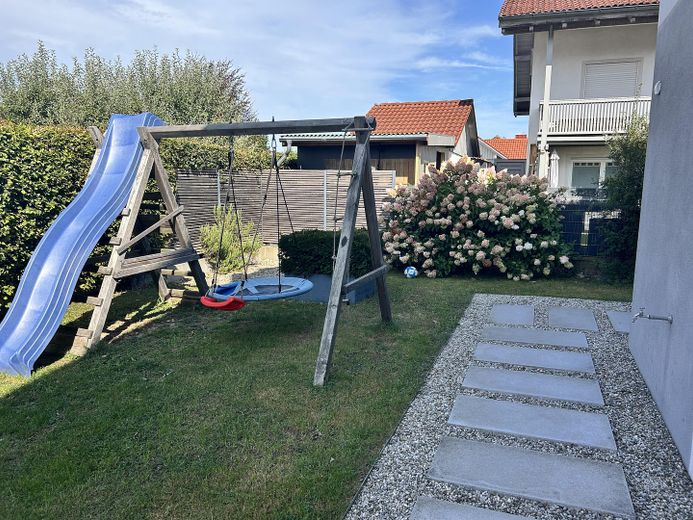 Moderna y luminosa vivienda pareada de planta abierta con jardín – Foto 19