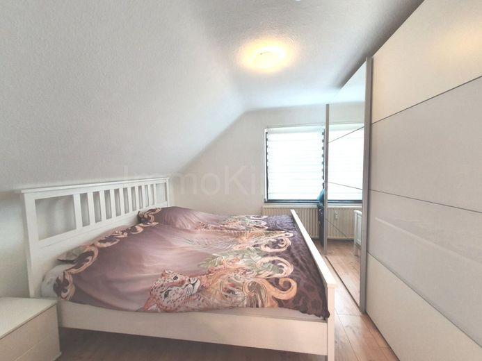 ++ MODERNISIERTES DREIFAMILIENHAUS + DOPPELGARAGE + GARTEN IN GUTER LAGE!! ++ – SCHLAFZIMMER DACHGESCHOSS