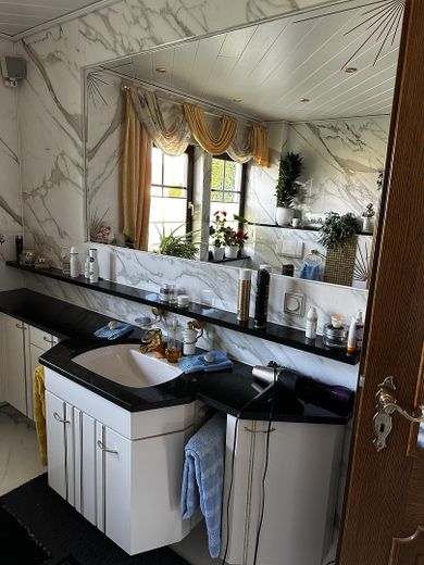 Gepflegtes Einfamilienhaus mit Weitblick und Pool in Kollau – Waschtisch Hauptbad