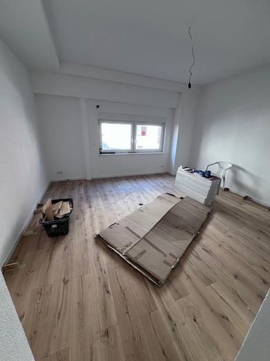 Erstbezug nach Kernsanierung – 2,5-Zimmer-Wohnung | KfW 55 – Wohnzimmer