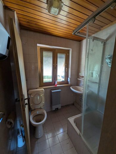 Maison mitoyenne intermédiaire à rénover dans un quartier calme – Sans commission ! – Bad 1. OG