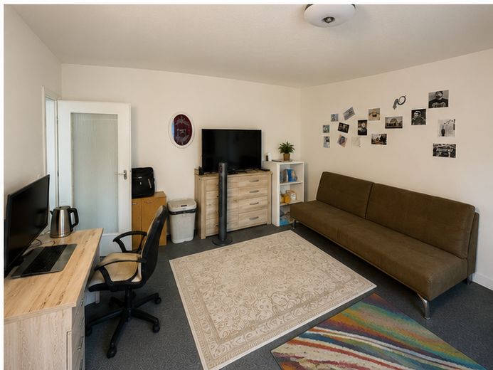 Gemeubileerd 1-kamerappartement met balkon – intrek vanaf 01.10.2026 – Wohn./Schlafzimmer