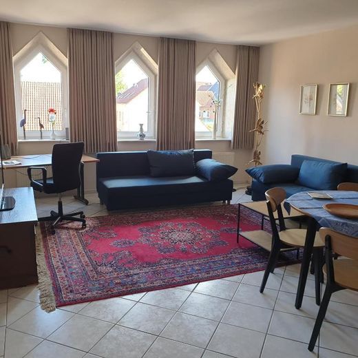 Voll möblierte 76 m² DG-Wohnung in Steinfeld – ab sofort frei – Wohnzimmer