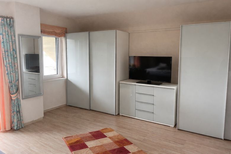 Exclusive House with Garage and Three Parking Spaces – OG Zimmer 1