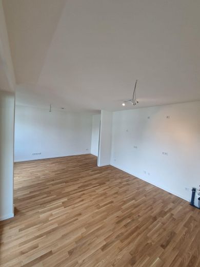 Absoluter Highlight! Urbaner Wohntraum mit Blick ins Grüne – Wohnzimmer