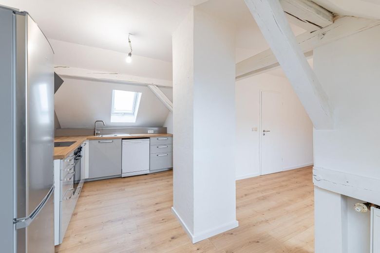 Wunderschöne 3 Zi Dachgeschoss Wohnung mit Balkon und Küche – Essen