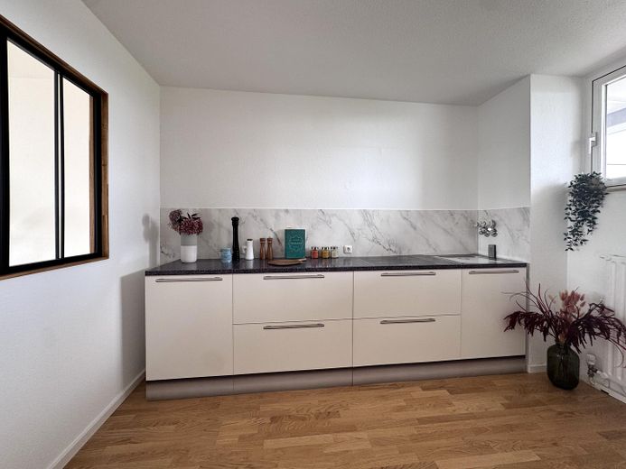 PROVISIONSFREI | Modernisierte 2-Zimmer-Wohnung mit Fernblick, großem Balkon & Einzelgarage – Küche