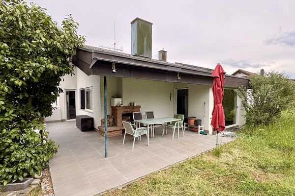 Von privat: Ruhiges Einfamilienhaus mit Einliegerwohnung und unverbaubarem Blick ins Grüne