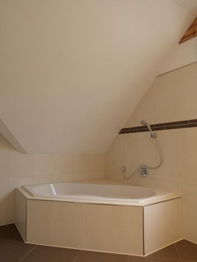 Ökologisches und renoviertes Holzhaus in ruhiger Lage - provisionsfrei – Badezimmer Badewanne