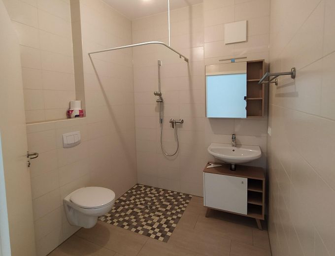 Wohnen wo andere Urlaub machen - Attraktive 1-Zimmer-Wohnung mit Balkon und EBK in Muhr am See – Bad