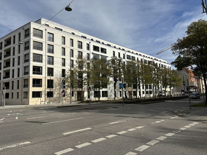 Gebäude Straßenseite