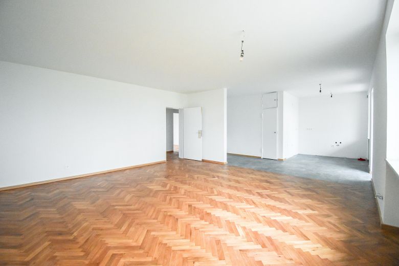Spacieux appartement rénové de 3 pièces avec balcon et installation solaire sur le balcon à Kitzingen – Wohnen Küche
