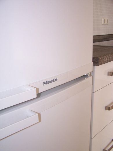 SCHWABING-WEST HELLE, MODERNISIERTE 2-ZIMMER-WOHNUNG MIT LOGGIA, SCHWIMMBAD UND GROSSER DACHTERRASSE – Details. Marken-Küchengeräte