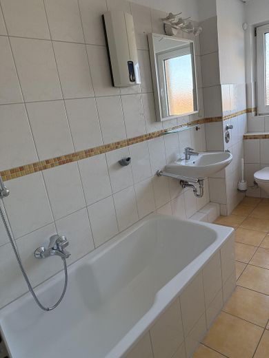 Piso de 3 habitaciones recién renovado con cocina y baño – Foto 9