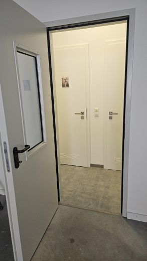 Halle commerciale neuve avec surface de bureaux dans un emplacement central idéal – Vorraum Sanitär
