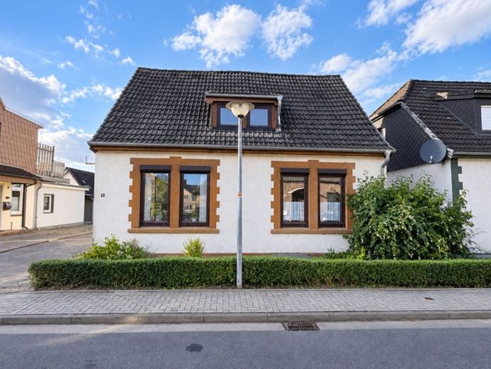 SENZA PROVVIGIONE: Struttura al grezzo sventrata per chi sa fare – casa familiare su 576 m² a Schortens-Middelsfähr – Foto 1