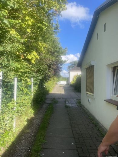 Investoren aufgepasst: Exklusive Kapitalanlage in Quickborn -MFH mit 4.386 m² Grundstück – Auffahrt Weg zum Hauptgebäude und Hauptstraße