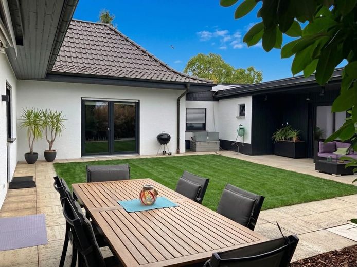 Luxuriöse Wohnoase am Weinberg: liebevoll saniert, privat verkauft. – Privater Garten