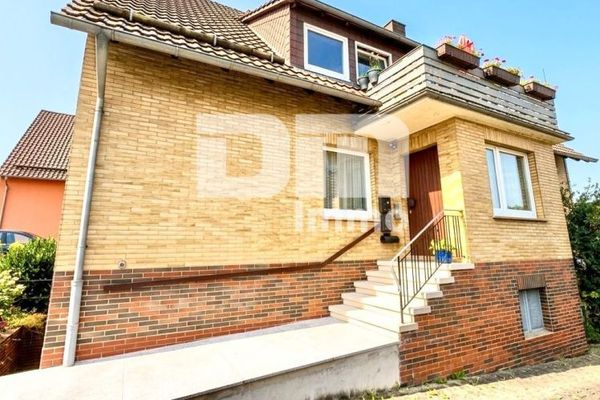 Spacieuse maison pour 1 à 2 familles offrant un potentiel d’utilisation polyvalent et un beau jardin