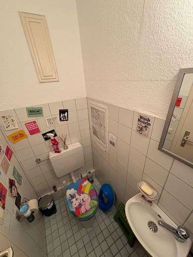 Jasne mieszkanie 3-pokojowe w centrum Nürtingen z tarasem na dachu + miejscem parkingowym – Gäste-WC