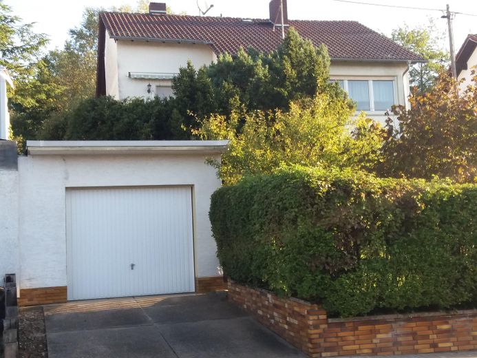 Garage und Stellplatz