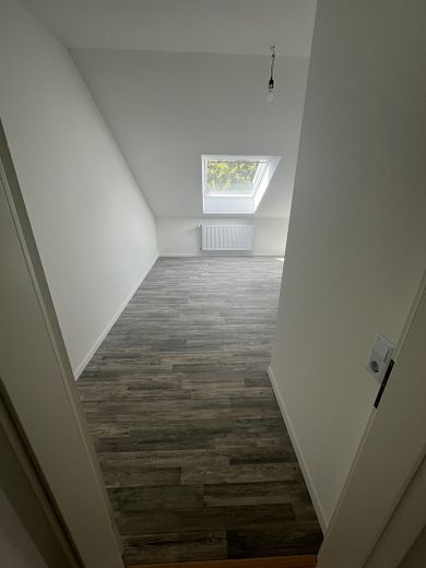 Frisch renovierte 3-Zimmer Wohnung mit Loggia ins Grüne, Einbauküche und Garage – Foto 6