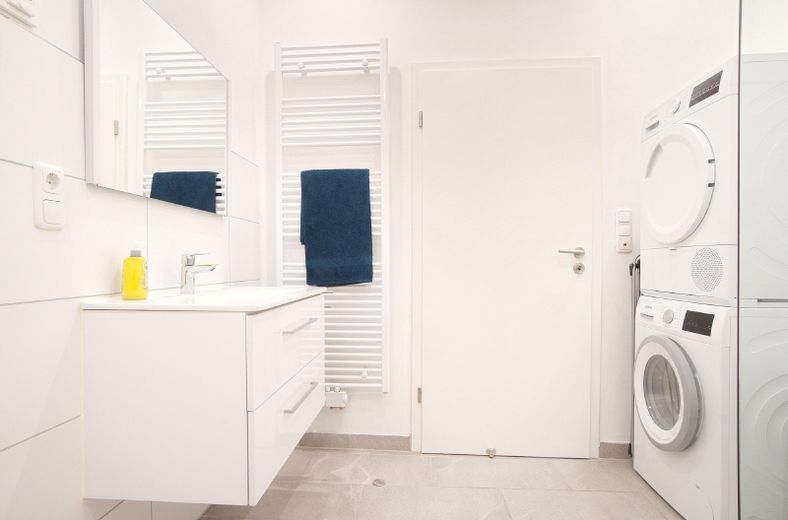 Bright, fully renovated and furnished apartment for your professional stay, with garden terrace, stylish large shower room and internet access. – 12f473c0040843c74e207114b06ab9f06a55870f.jpg