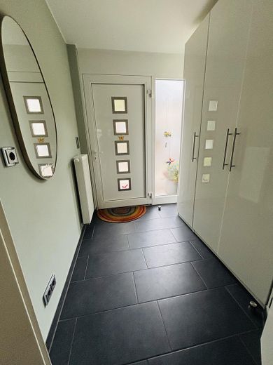 Doppelhaushälfte mit Dachterrasse, Keller, Sauna und Whirlpool, EBK, Photovoltaik, grüner Garten – Flur EG